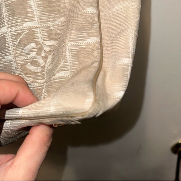 CHANEL Beige Checkered travel Tote Bag - Picture 5 of 16